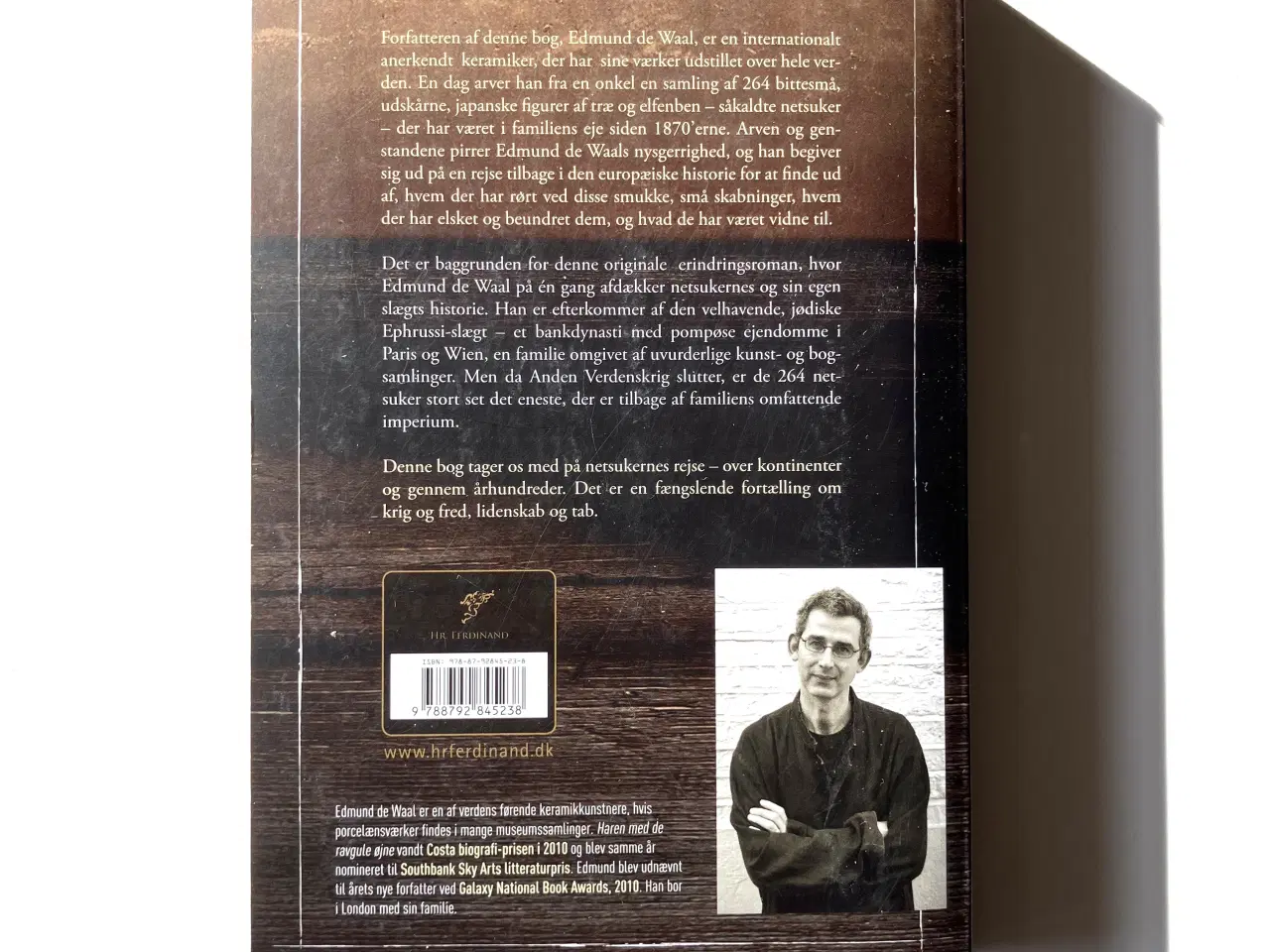 Billede 2 - Haren med de ravgule øjne - en skjult arv. Af Edmu