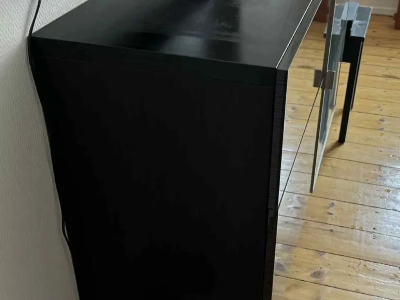 Billede 4 - IKEA BESTÅ skænk m. vitrine, skuffe og låge