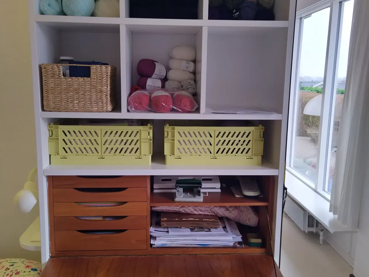 Billede 3 - Hvidmalet væghængt teaktræs reolsystem