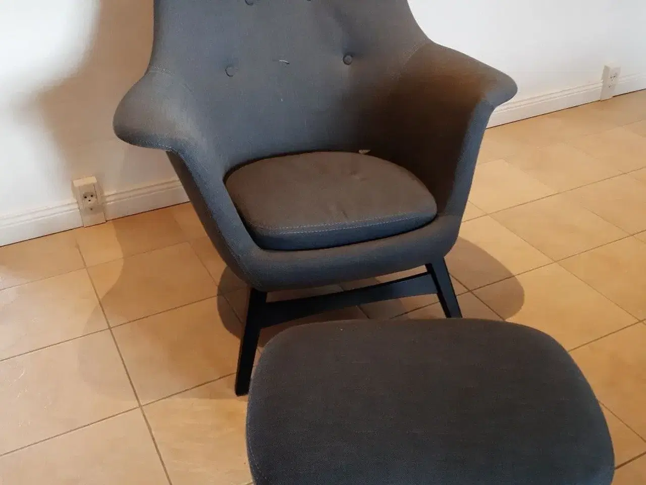 Billede 1 - IKEA Benarp lænestol med fodskammel