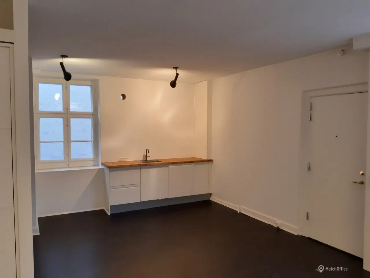 Billede 1 - Erhvervslejemål med centrale faciliteter og god beliggenhed.