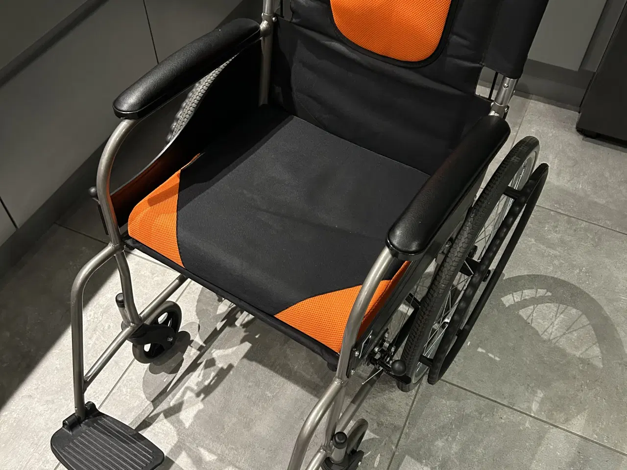 Billede 1 - Rullestol næsten ikke brugt