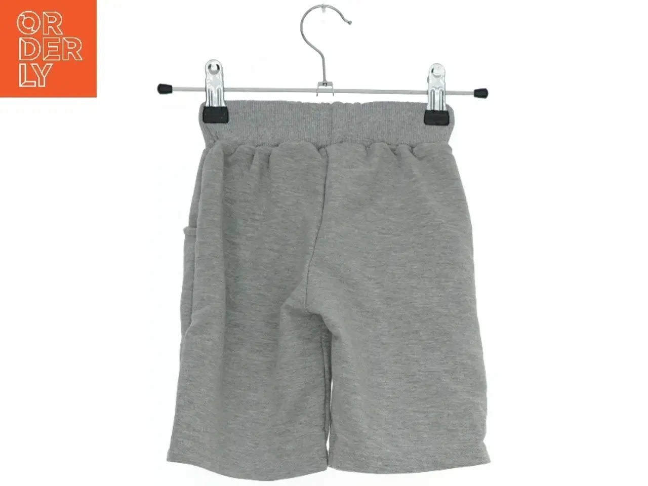 Billede 2 - Børne shorts med tegneseriemotiv (str. 116)