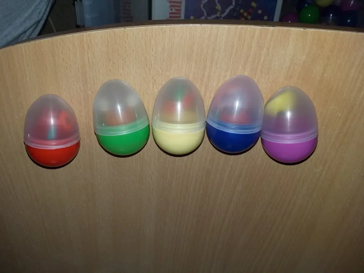 Billede 2 - Plast æg 4 cm der er en ting i hvert æg 
