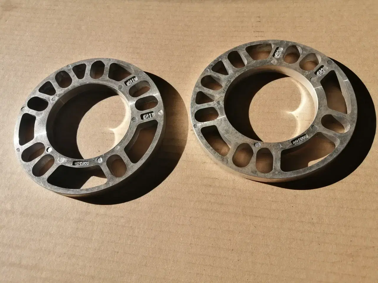 Billede 6 - Emblemer, Spacer, hjulbolte, Centreringsringe mm