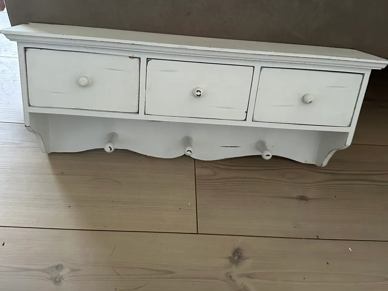 Billede 6 - Hylde med skuffer og knagerække 