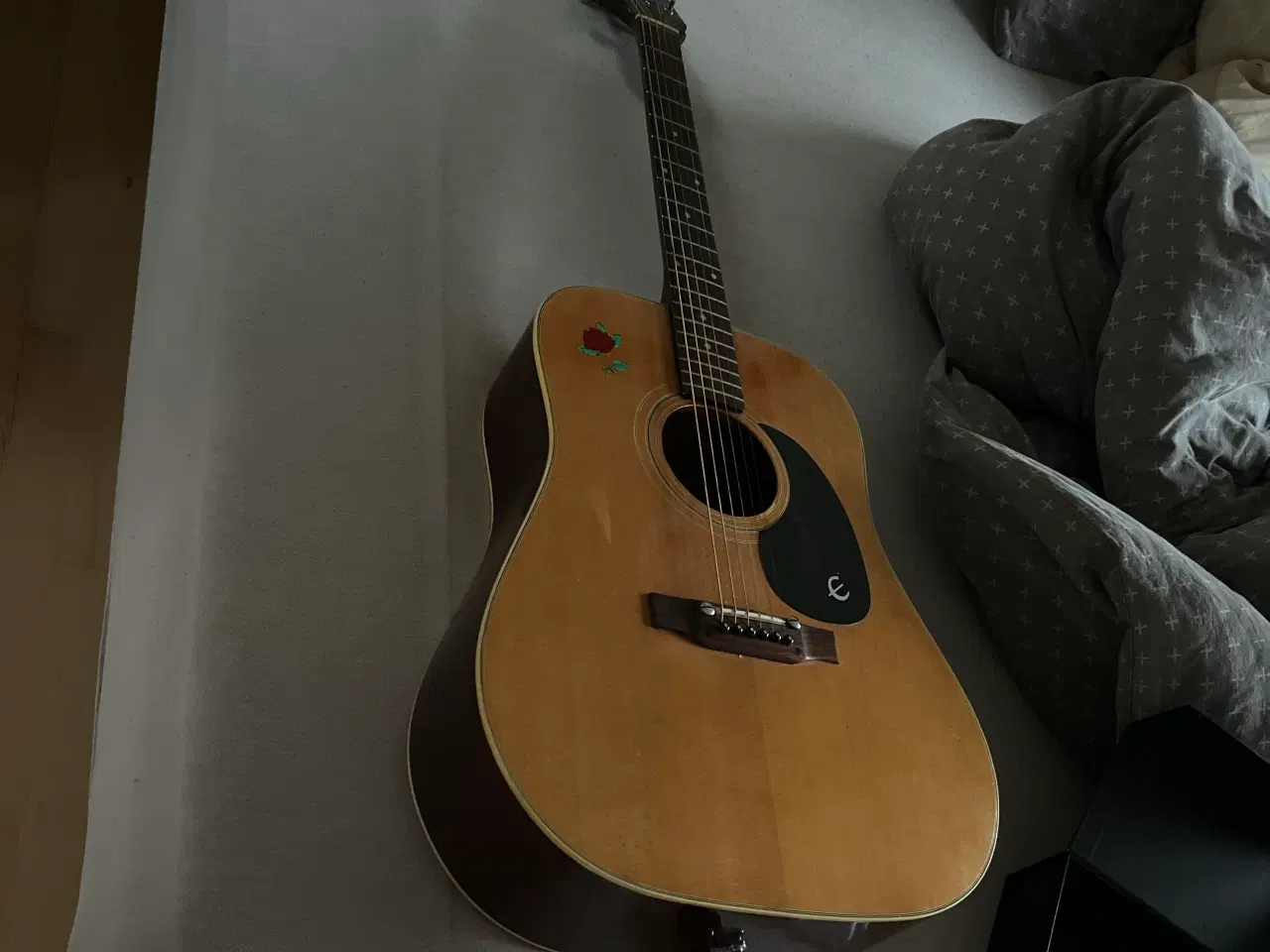 Billede 1 - Akustisk guitar med strenge og tuner og stemmedims