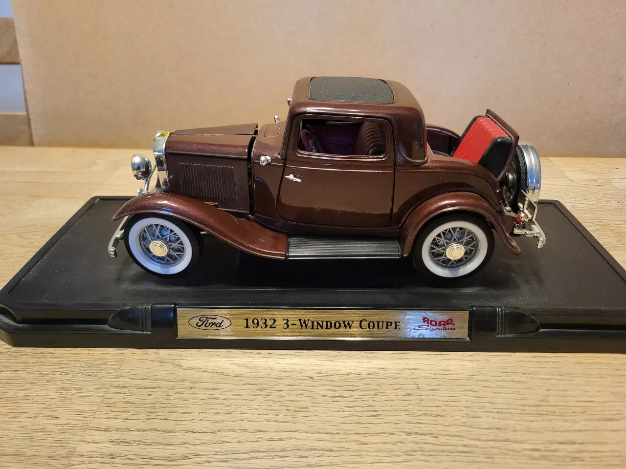 Billede 3 - Modelbiler 1:18 - 4 stk. Meget flotte 1000 kr.