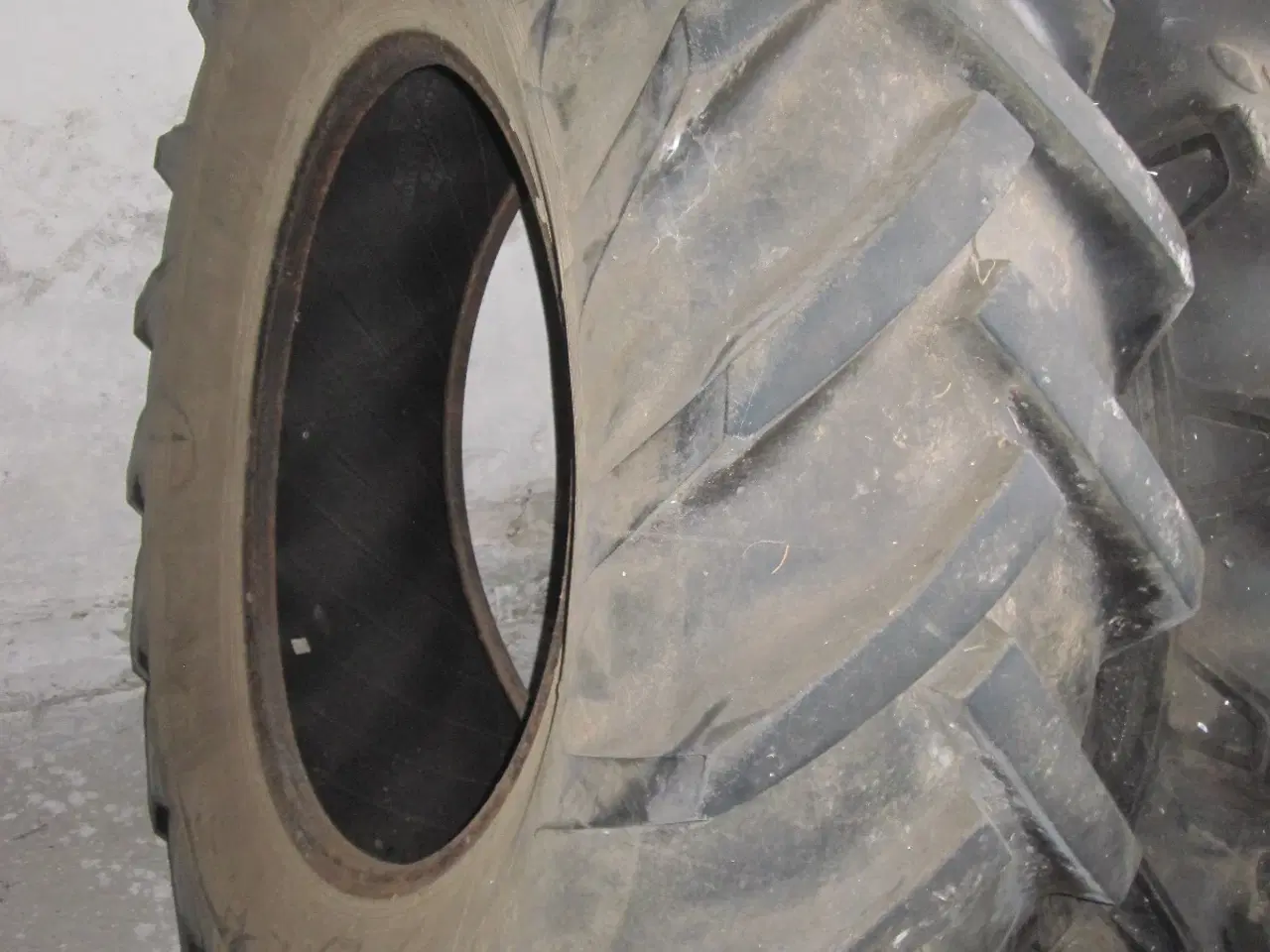 Billede 1 - 1 stk. Barum traktordæk 16,9/14 X 28"