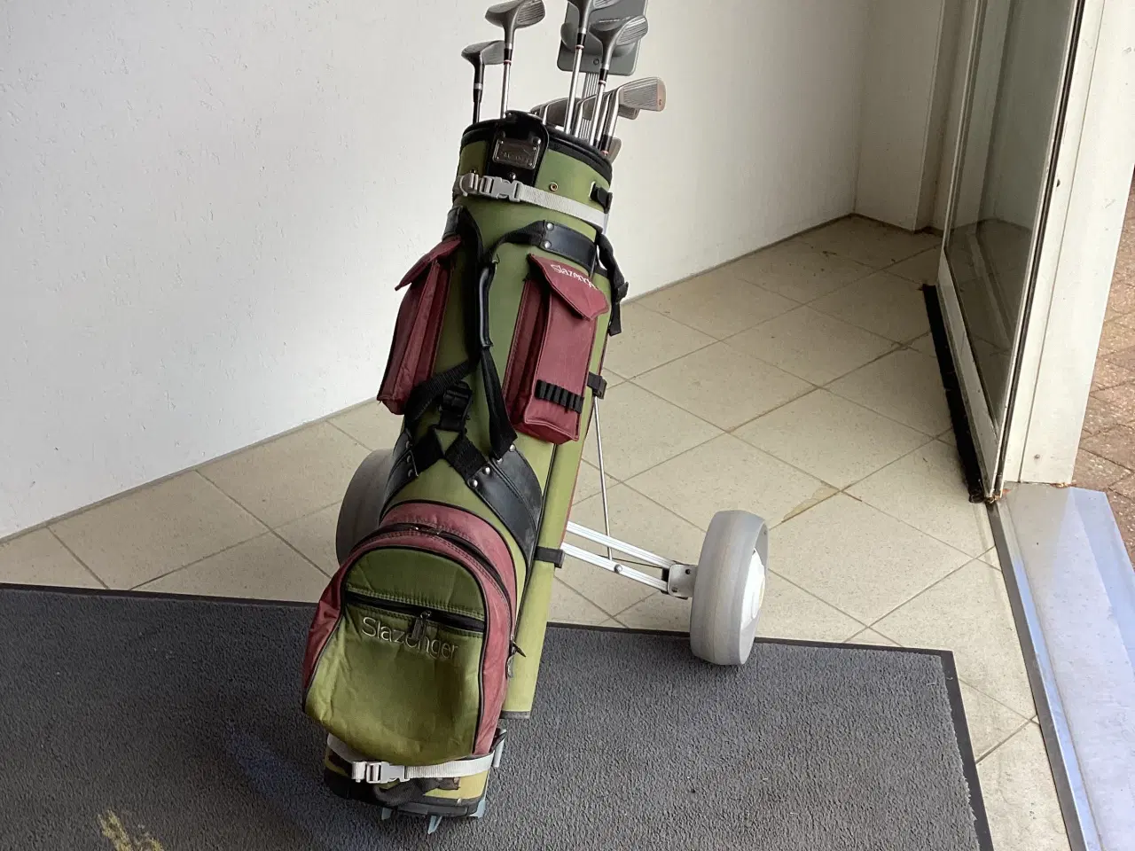 Billede 2 - Golfsæt komplet. Alu. Vogn , Bag, køll/Jern