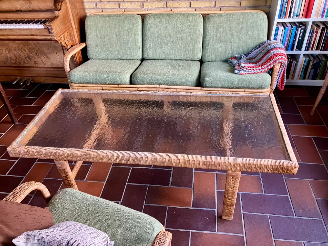 Billede 5 - Kurvesofa, -bord og lænestol (med grønne hynder)