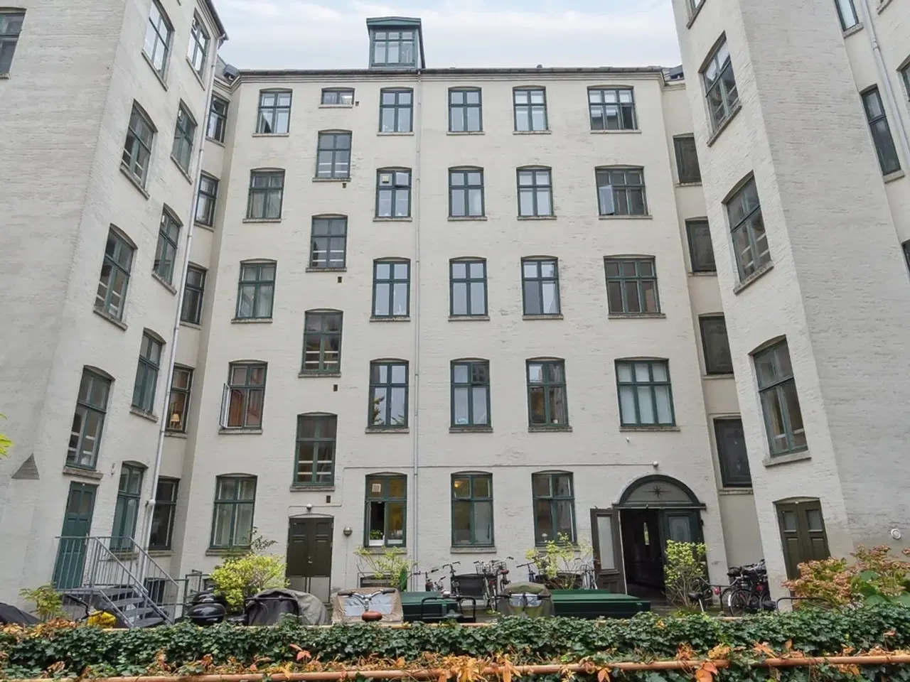 Billede 2 - udlejningsejendom med 13 bolig- og 7 erhvervslejemål med Ørstedsparken som nabo