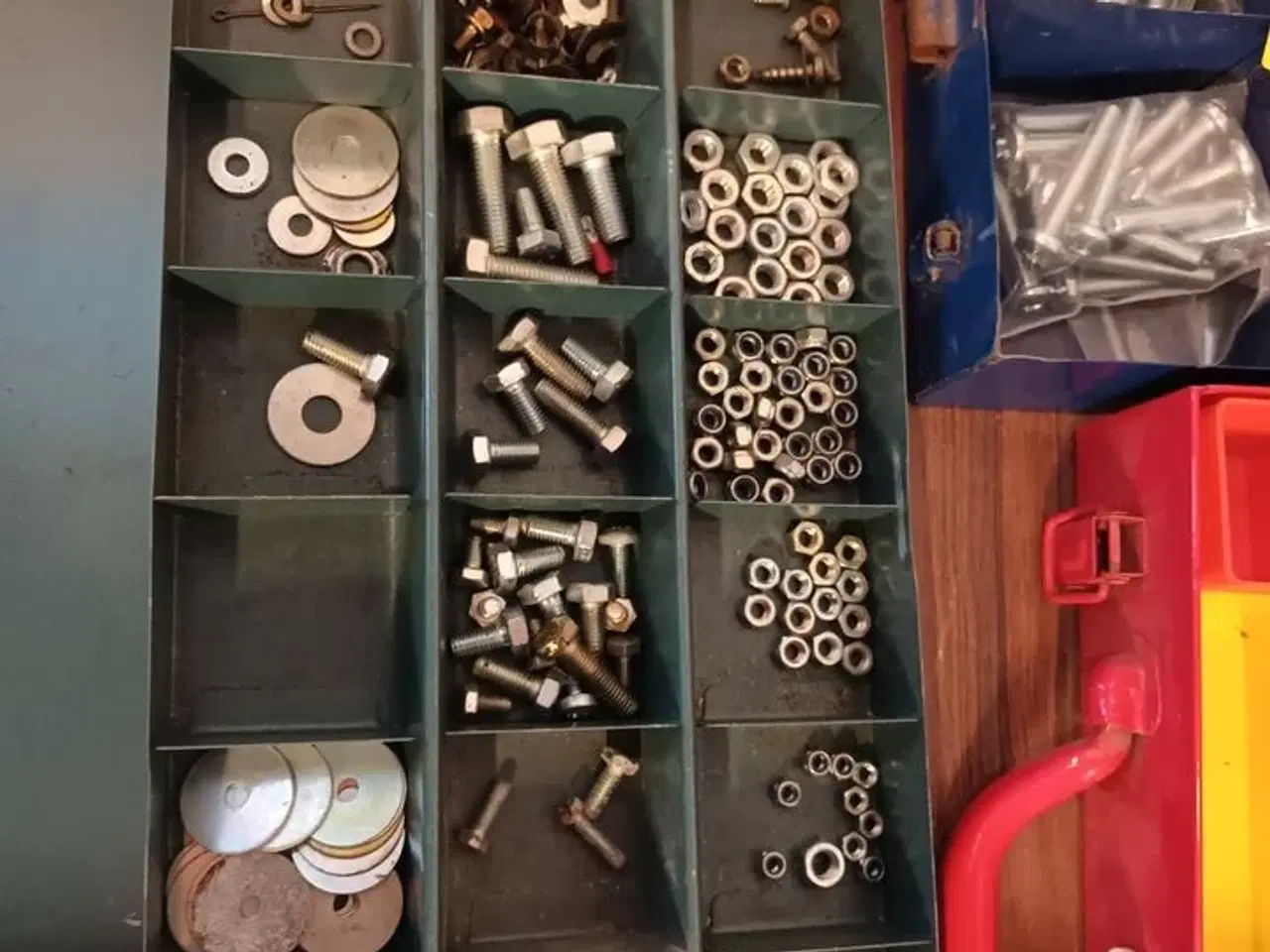 Billede 7 - Sortimentskasser med bla. Bremsedele og clips til ældre biler, skruer og møtrikker
