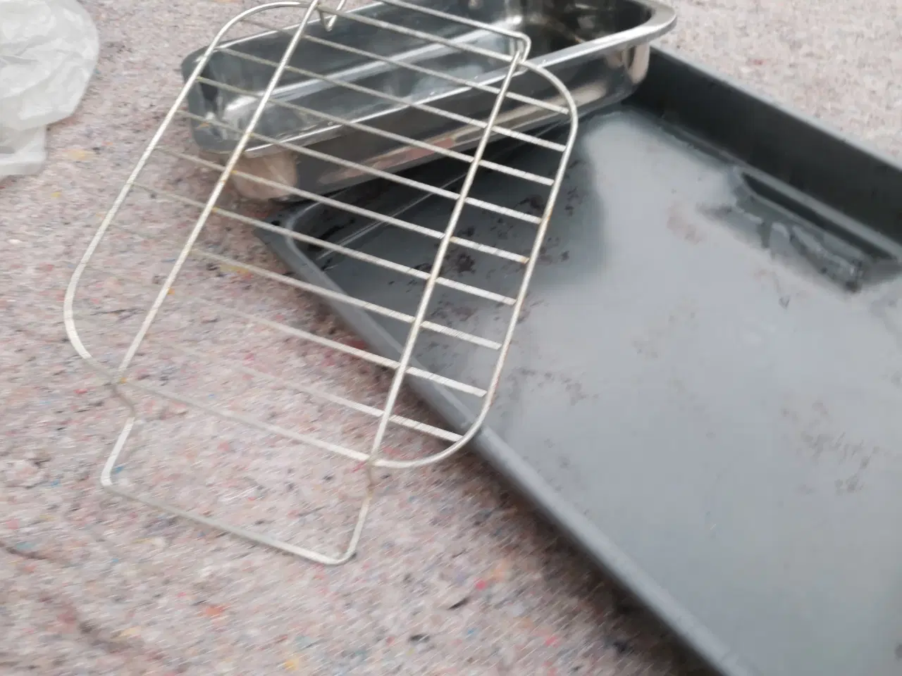 Billede 2 - Sæt med ovnfast fad, rist og brædepande 5 kr ialt 