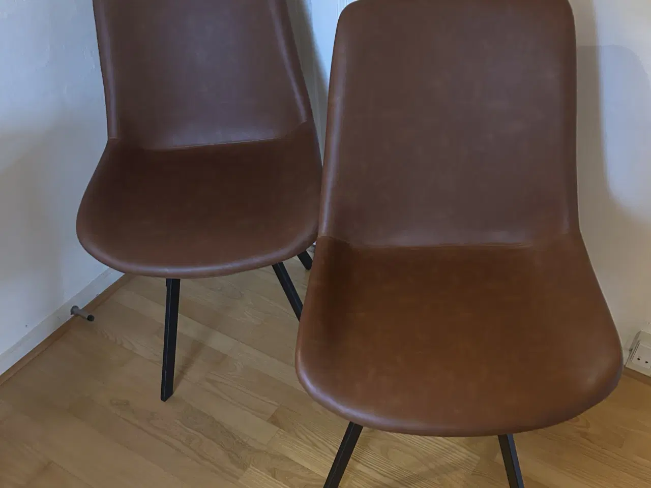 Billede 1 - 2 cognac farvede stole fra Jysk 