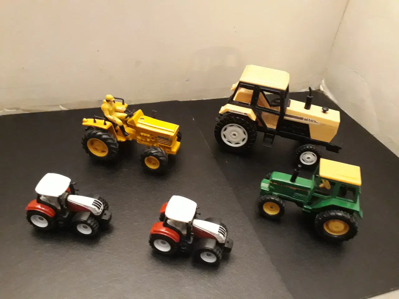 Billede 1 - 5 Legetøjstraktor 