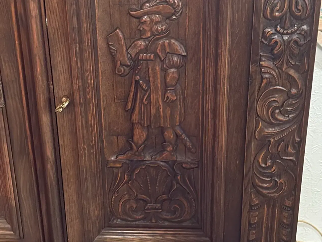 Billede 2 - Renæsance dæktøjsskab med unikke udskæringer