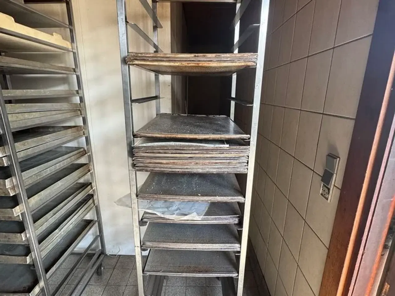 Billede 1 - Indstikvogn med ca. 66 stk. bageplader