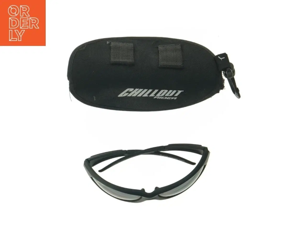 Billede 3 - Sort solbriller med etui fra ChillOut (str. 14 cm)