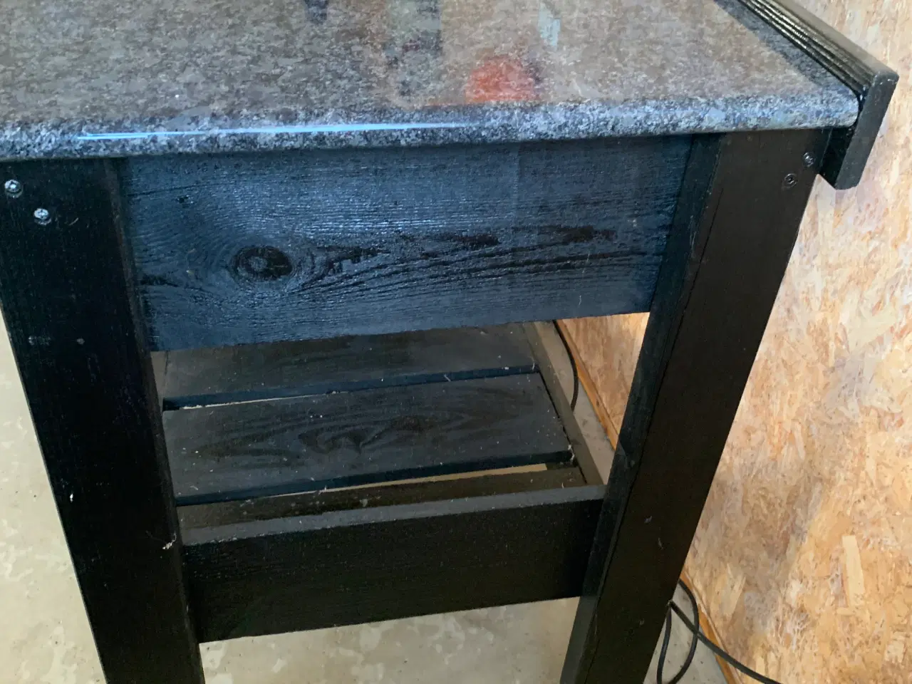 Billede 4 - 2 Ude - køkkenborde med granit bordplader