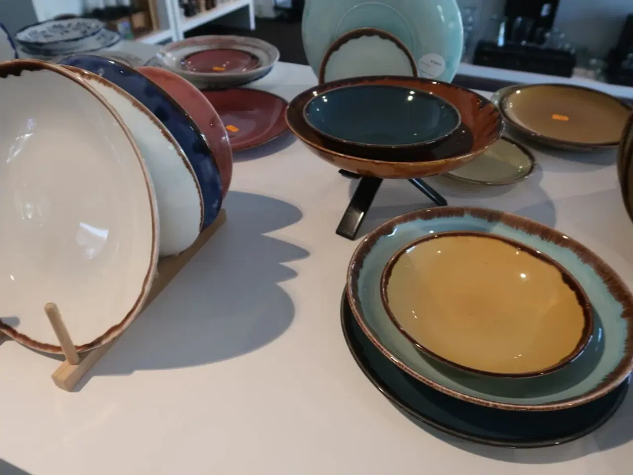 Billede 9 - 79 stk. tallerkener, skåle og fade DUDSON