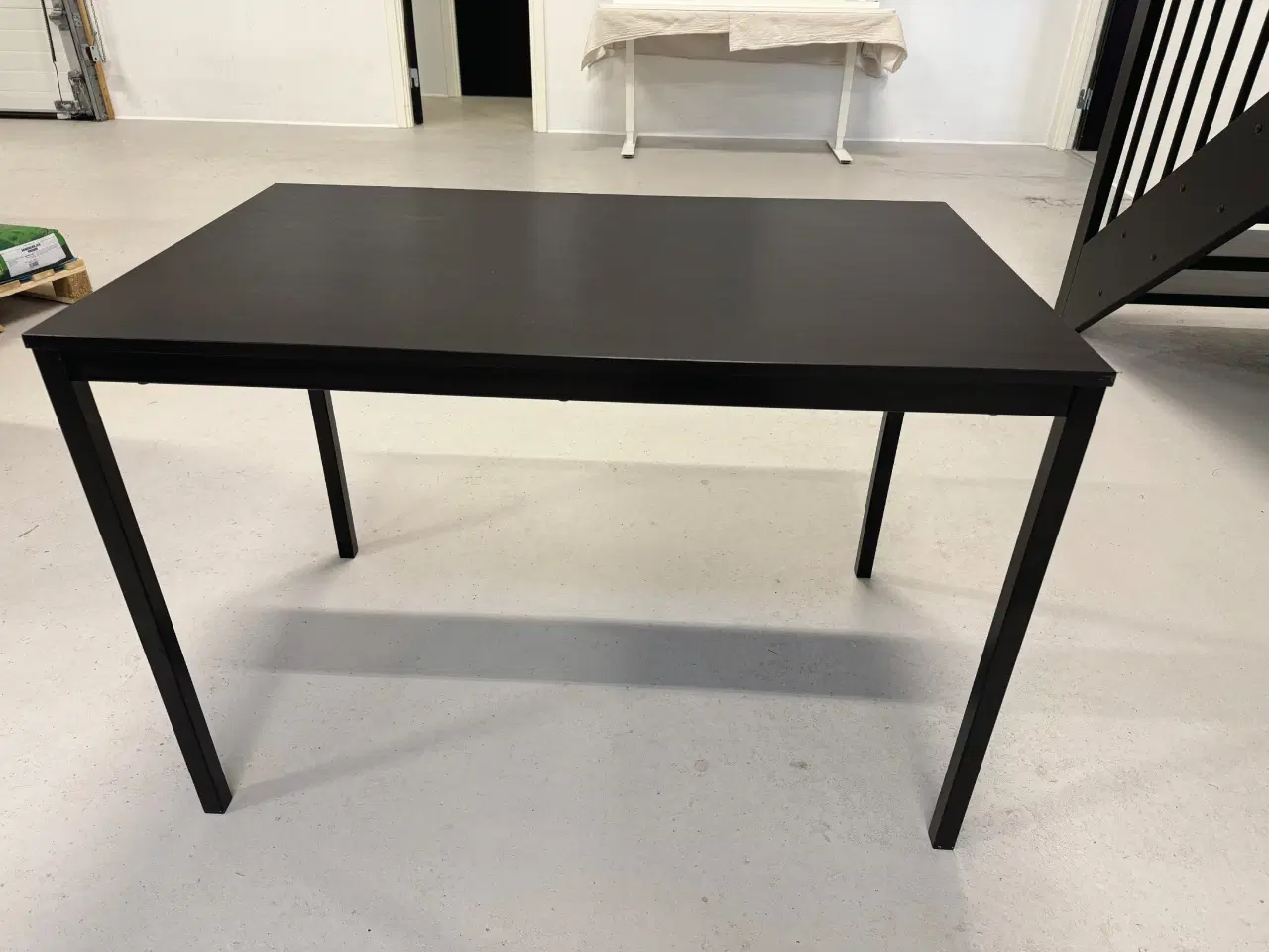 Billede 1 - SANDSBERG Spisebord, sort fra IKEA