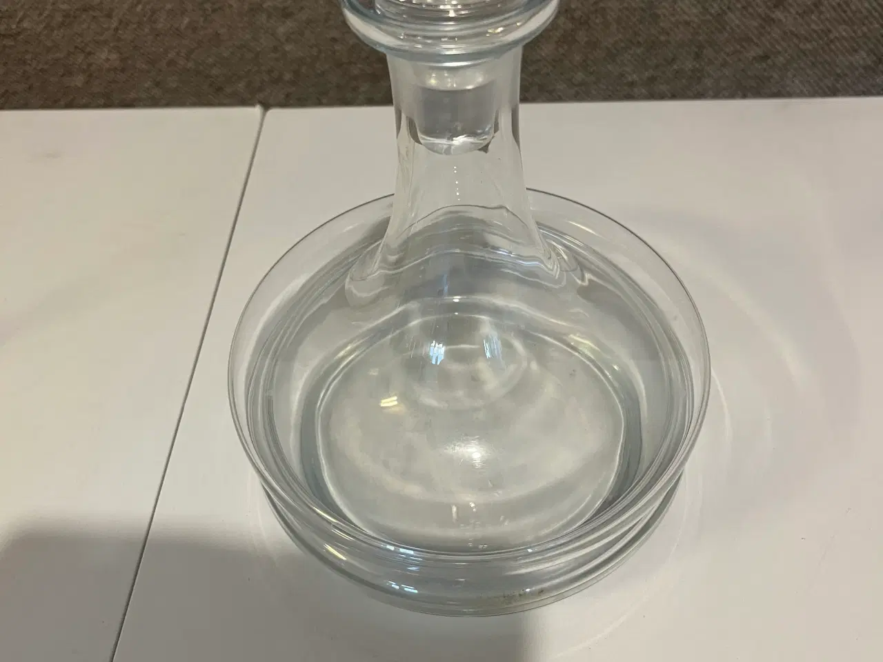 Billede 1 - Karaffel har et lille lille skår som kan ses på bi