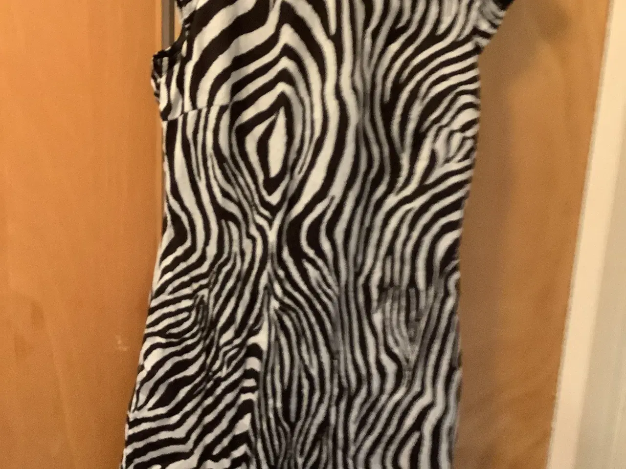 Billede 1 - Zebrastribet ærmeløs kjole