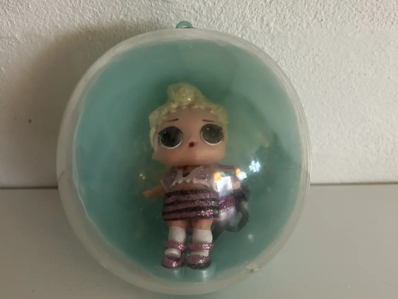 Billede 2 - L.O.L dukke med tilbehør