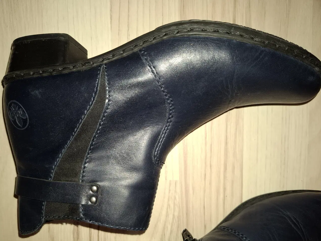 Billede 3 - Meget velholdte og lidt brugte Rieker støvler.