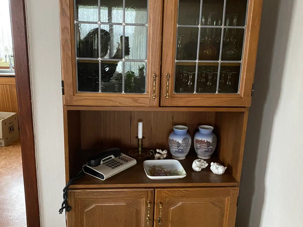 Billede 2 - Klassisk opbevaringsskab med glaslåger. 