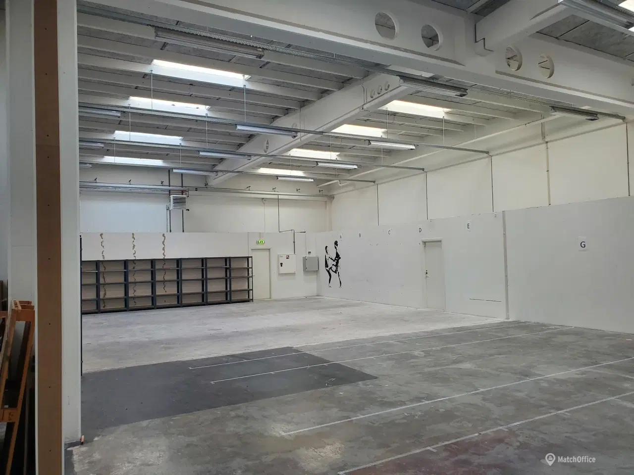 Billede 2 - Centralt beliggende højloftet lager i Køge tæt ved motorvejsafkørsel 32