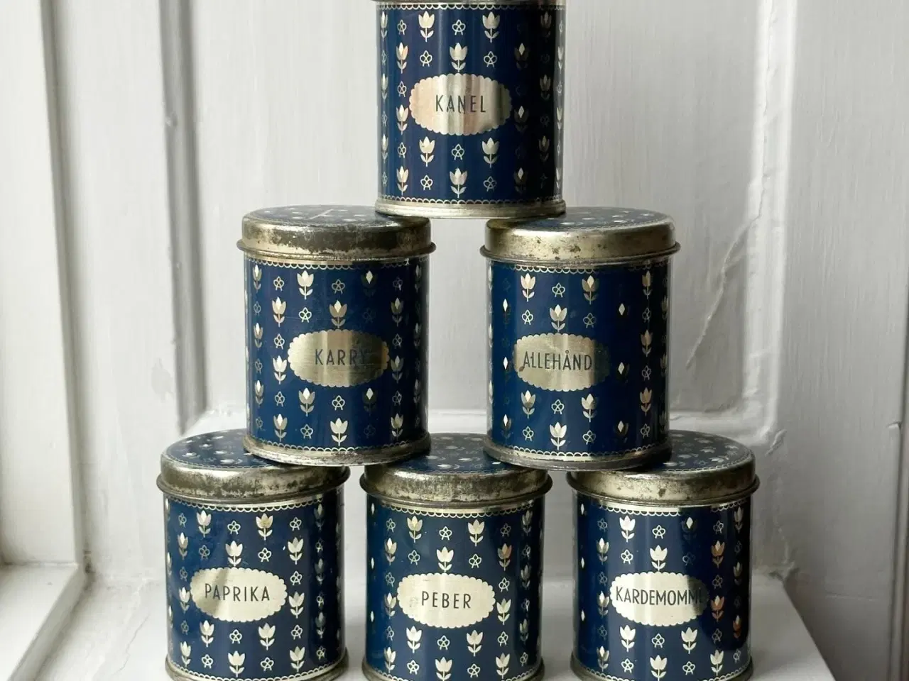 Billede 1 - Midnatsblå dåser, ass. krydderier, 6 stk samlet