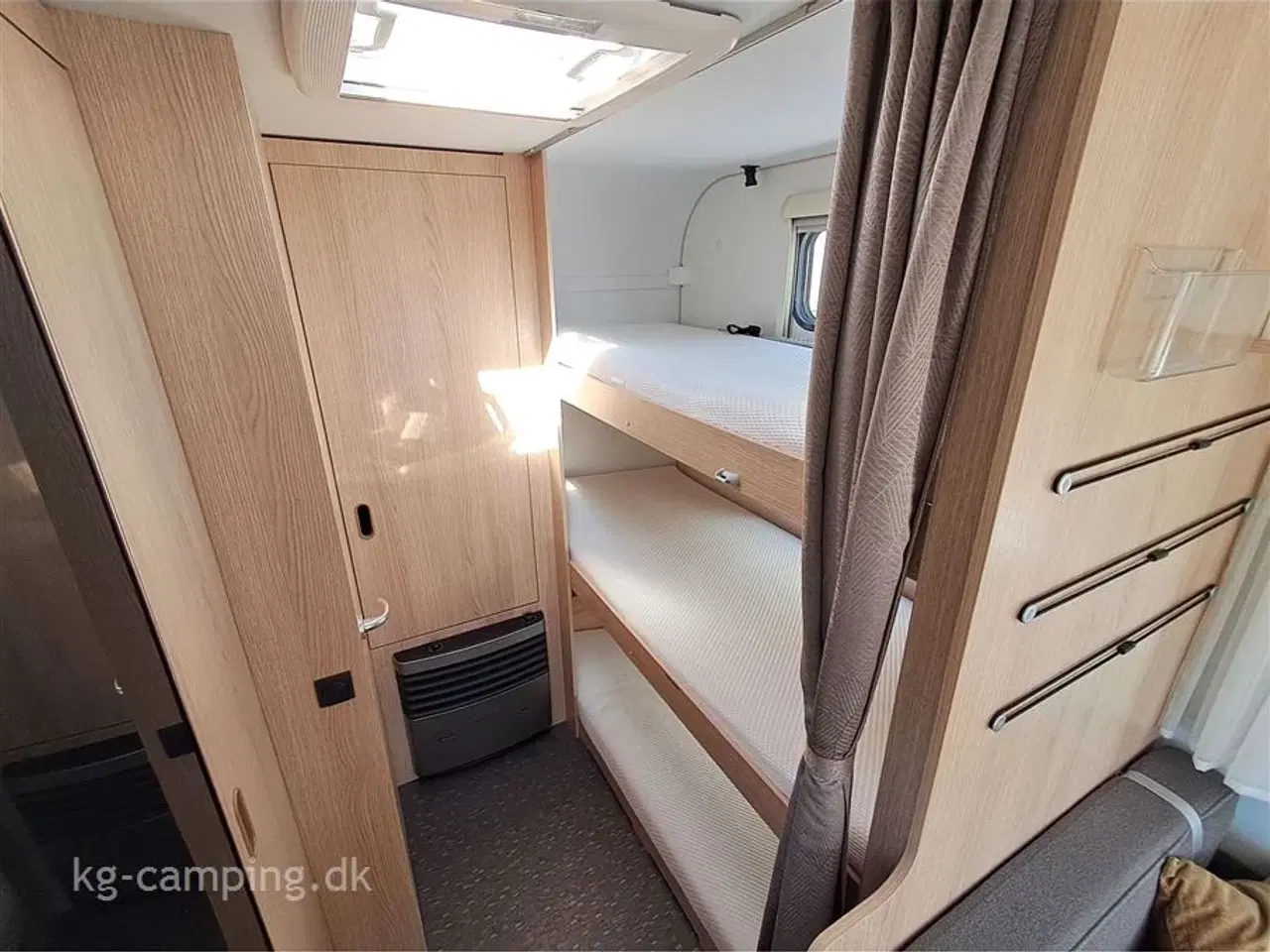 Billede 4 - 2022 - Adria Aviva 522 PT   Letvægtsvogn med 3 køjer og Isabella Sun Shine Plus solsejl
