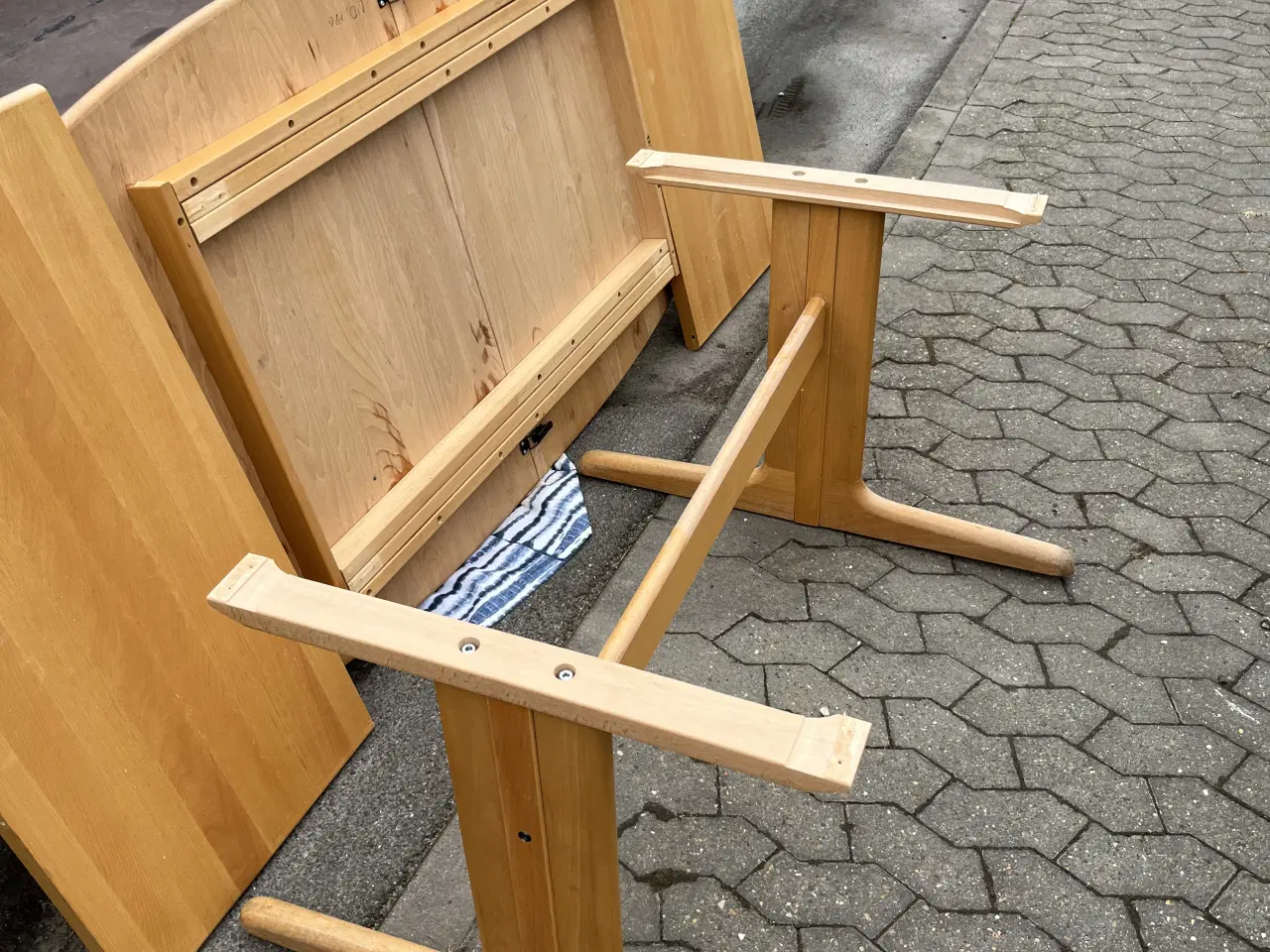 Billede 2 - Robust sofabord med ekstra plader og 6 stole