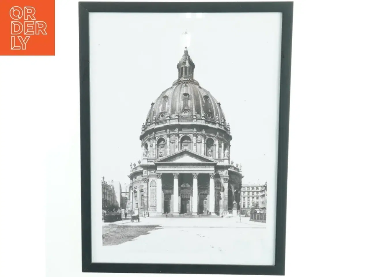Billede 1 - Sort indrammet billede af kirke fra Nielsen (str. 30x40 cm)