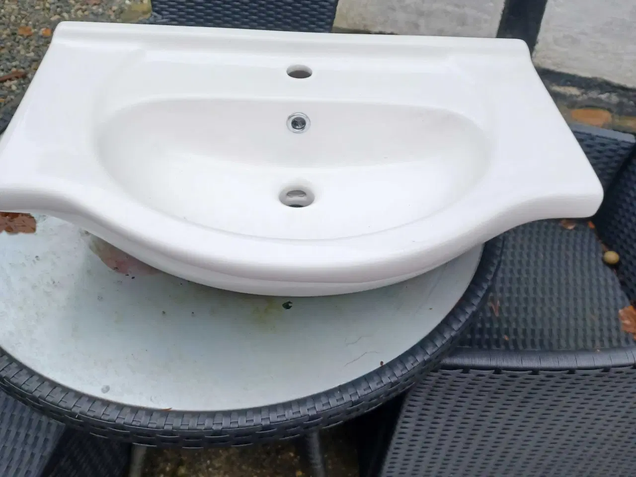 Billede 2 - Porcelænsvask til vægmontering