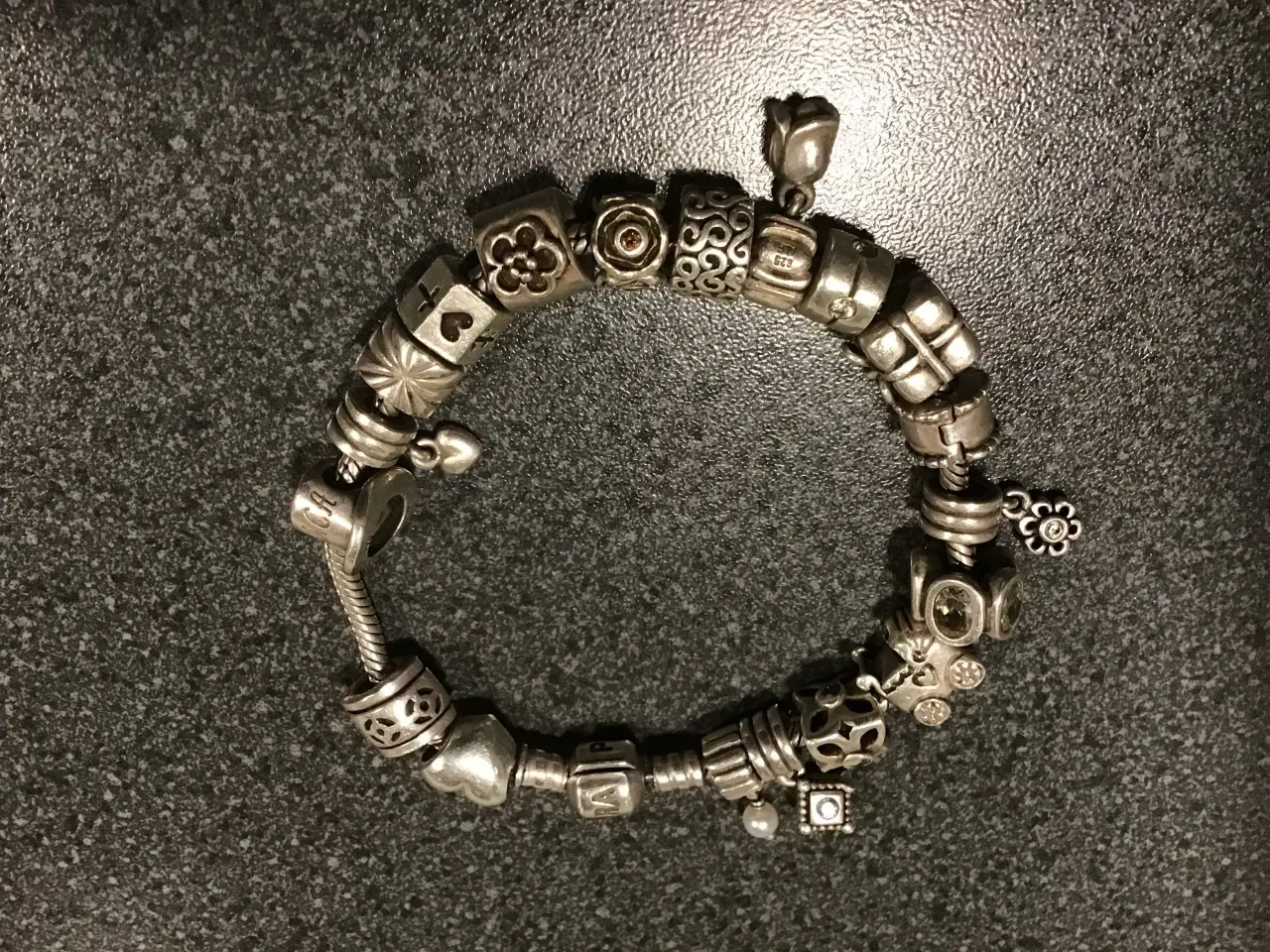 Billede 2 - Pandora armbånd, 20 cm, 19 charms/stopper