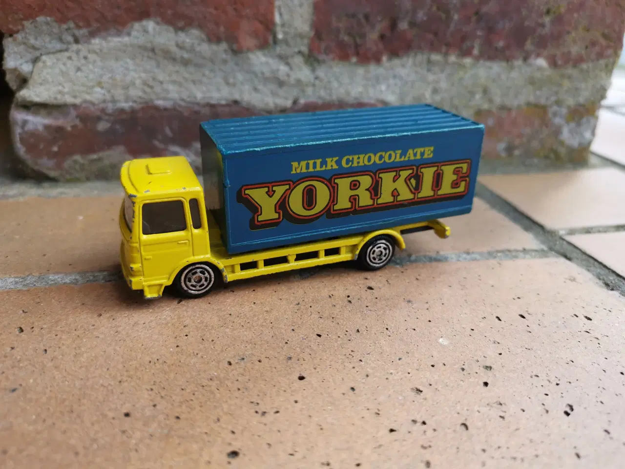 Billede 1 - Corgi Milk Chocolate Yorkie M.A.N. Truck Lastbil