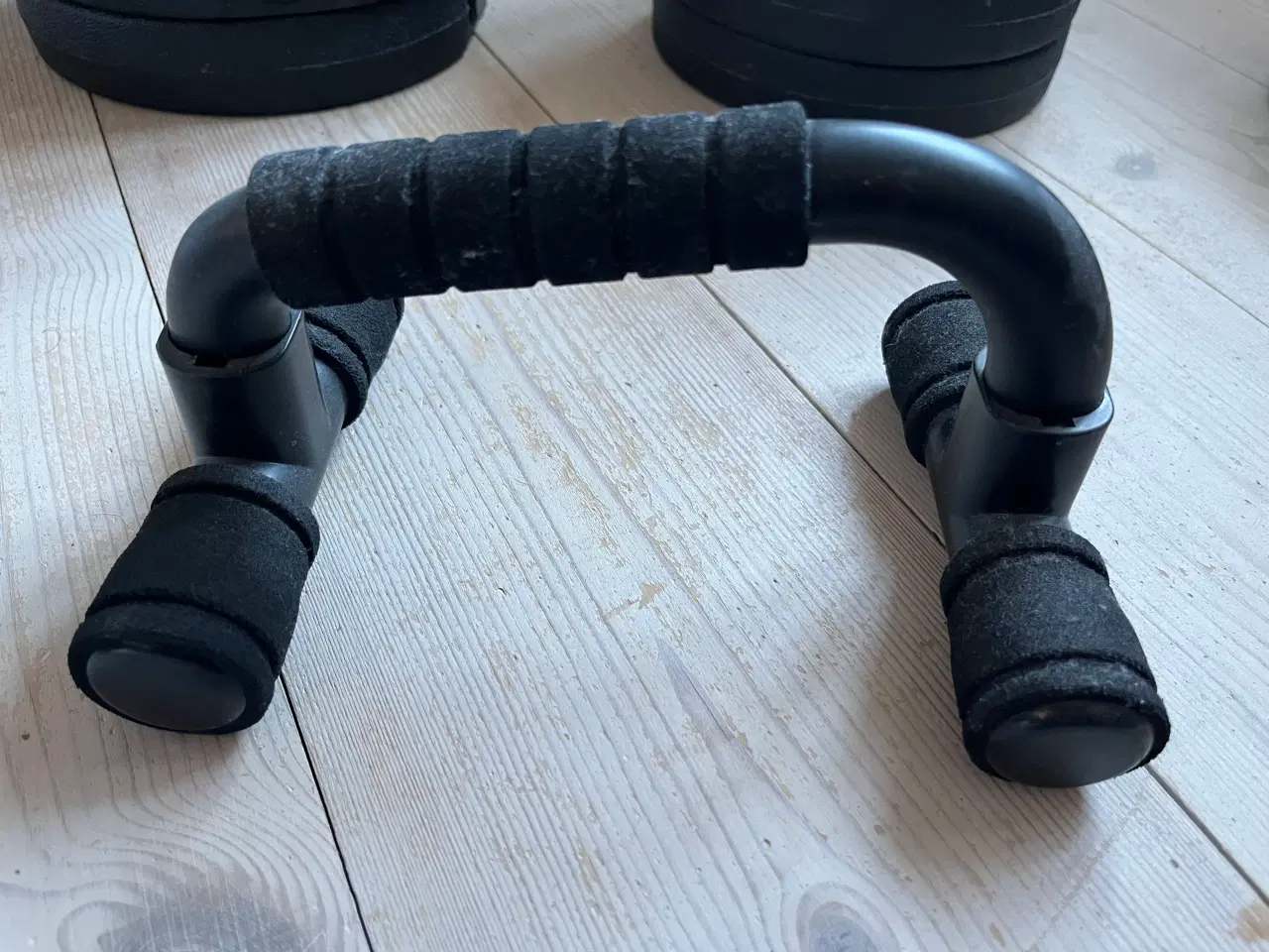 Billede 8 - Fuldt træningsset med vægte, push up bars, etc