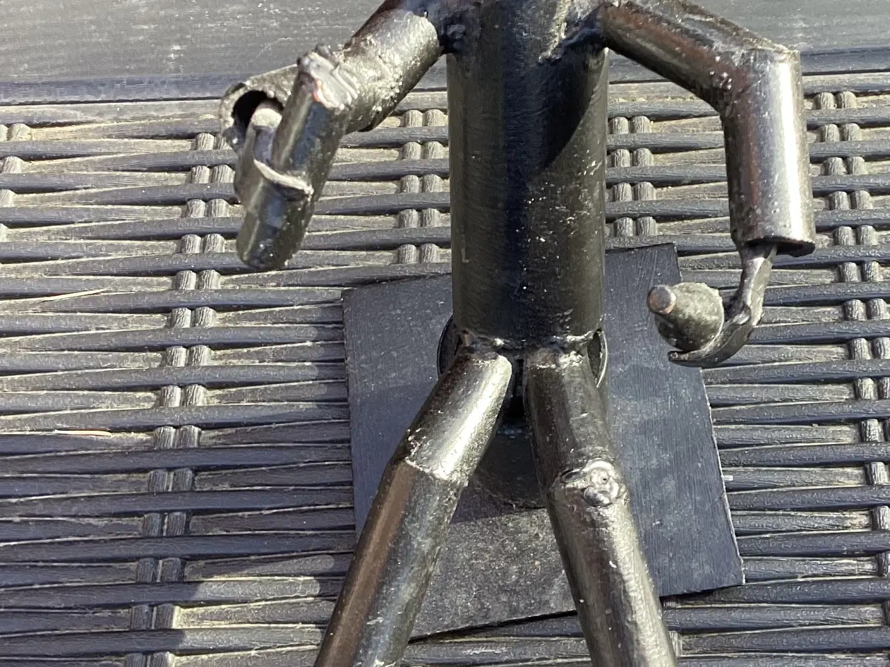 Billede 3 - Metal skulptur af drikkende mand/robot