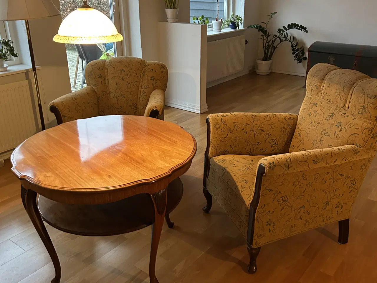 Billede 2 - Ny pris! Antik stue med sofa, 2 stole og bord