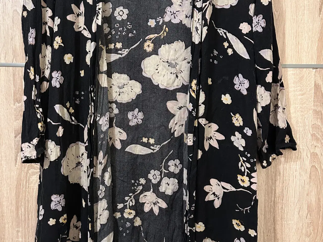 Billede 1 - Cardigan med blomster motiver - str 34