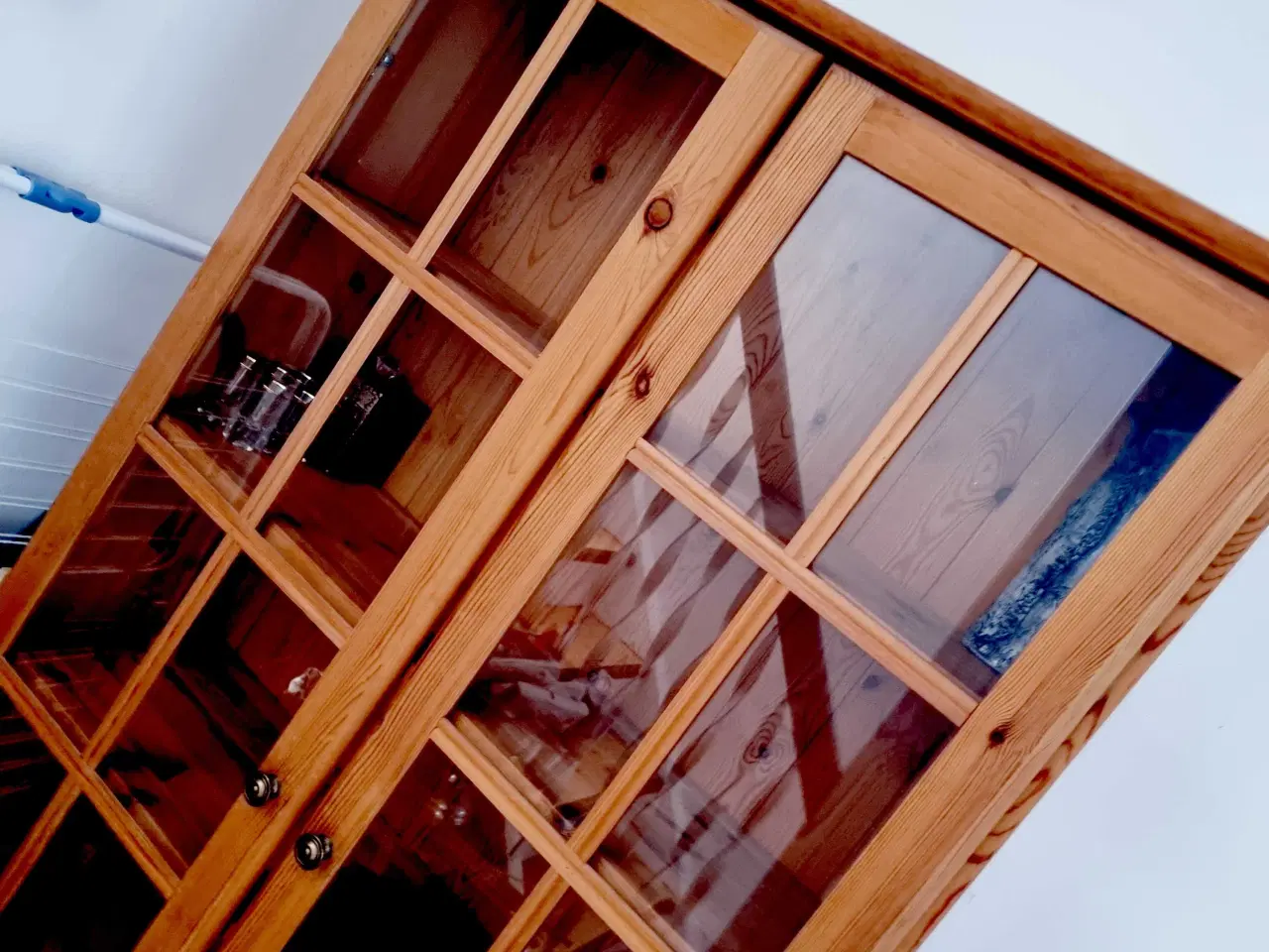 Billede 2 - Flot velholdt vitrinskab I fyrretræ  180cm H