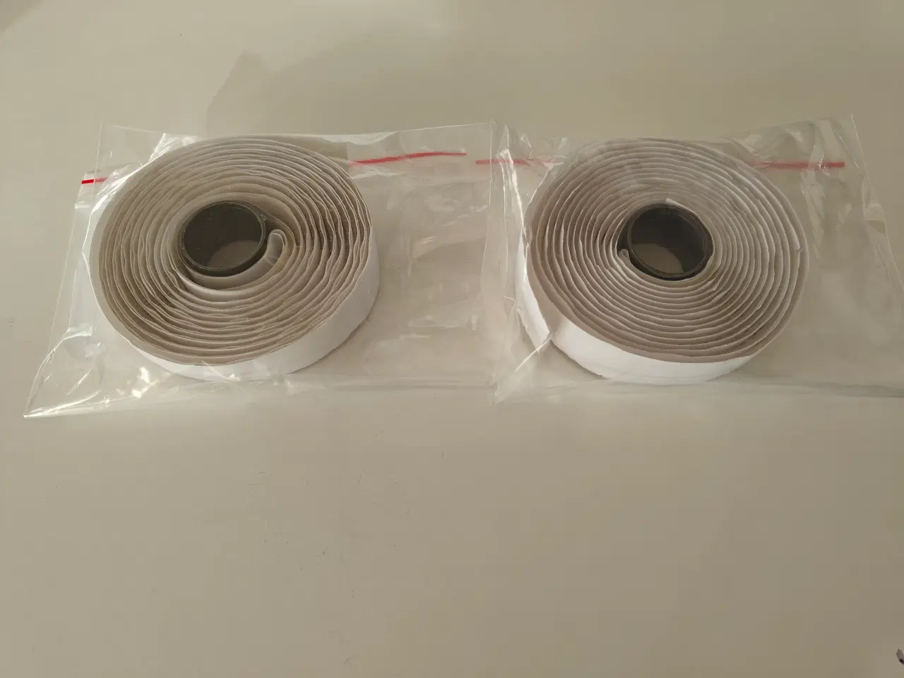 Billede 1 - Hvidt velcro bånd selvklæbende
