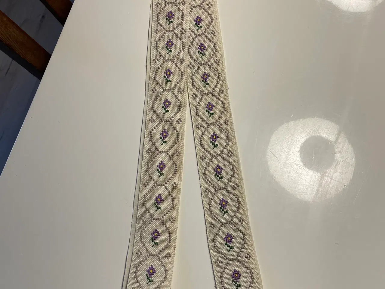 Billede 1 - Broderet bakkebånd.