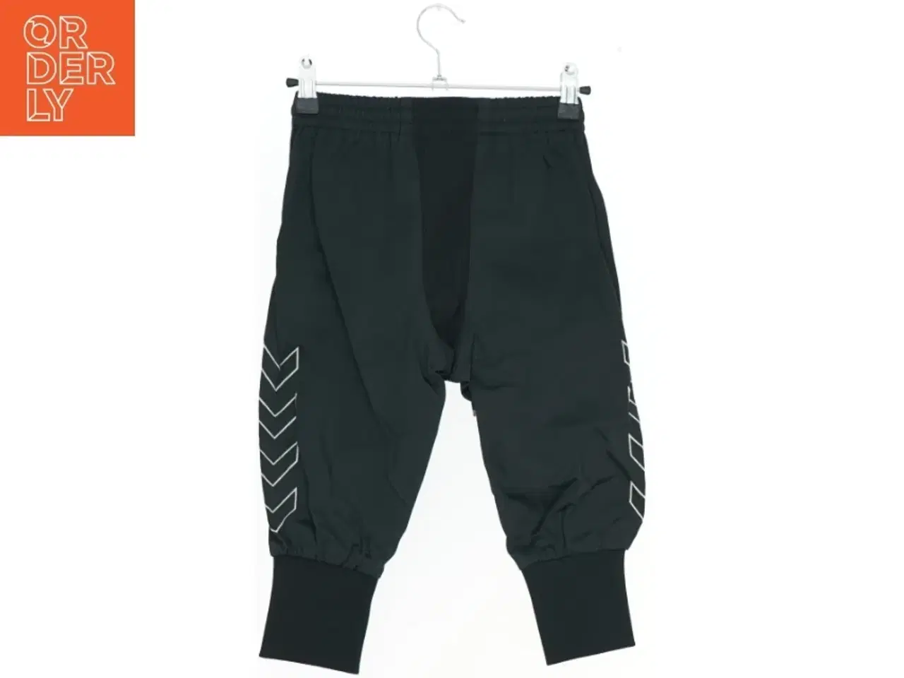 Billede 2 - Sort joggerbukser med mønster fra Hummel (str. 122)