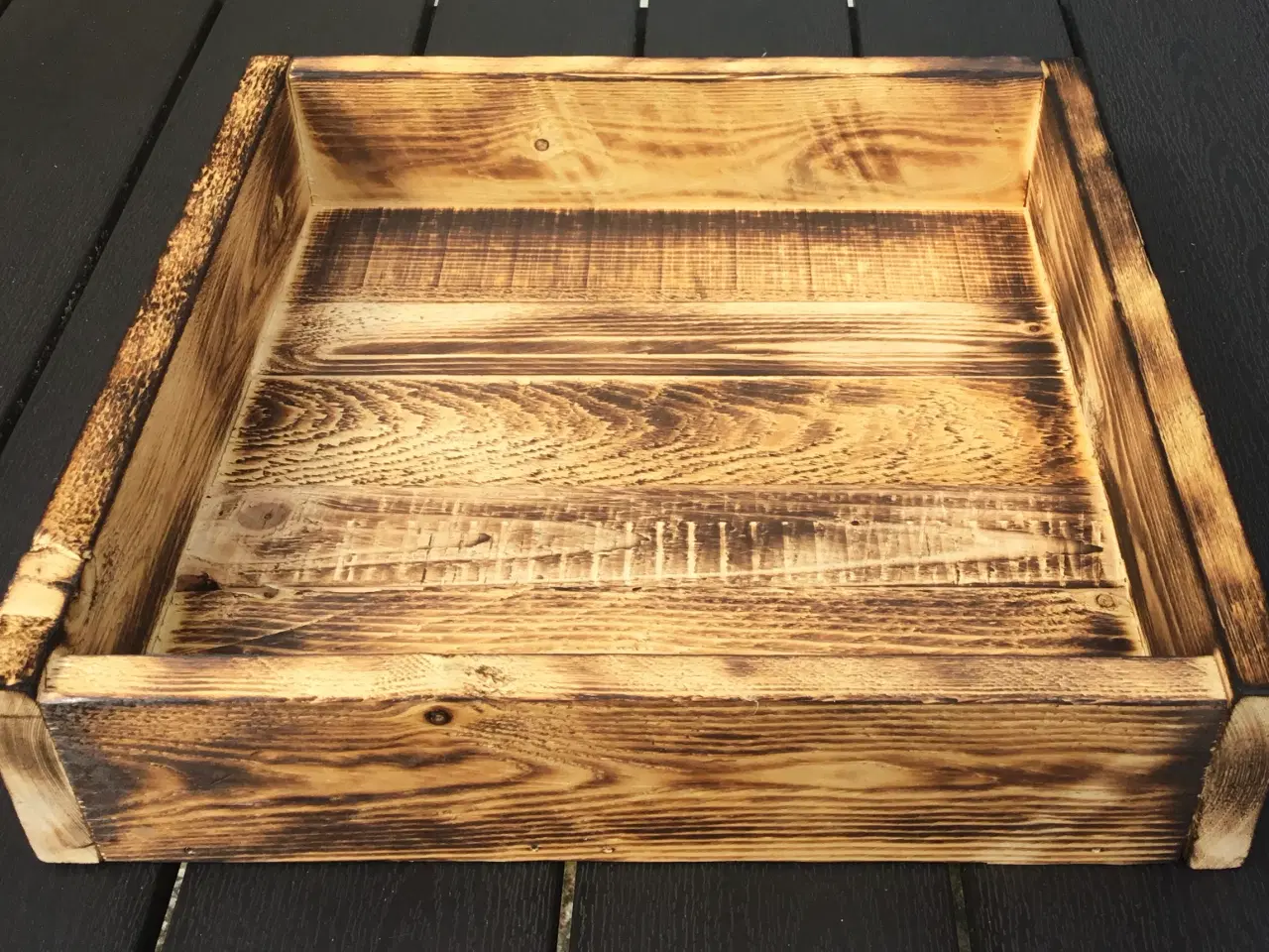 Billede 3 - Overflade brændt bakke i genbrugstræ  35 x 35