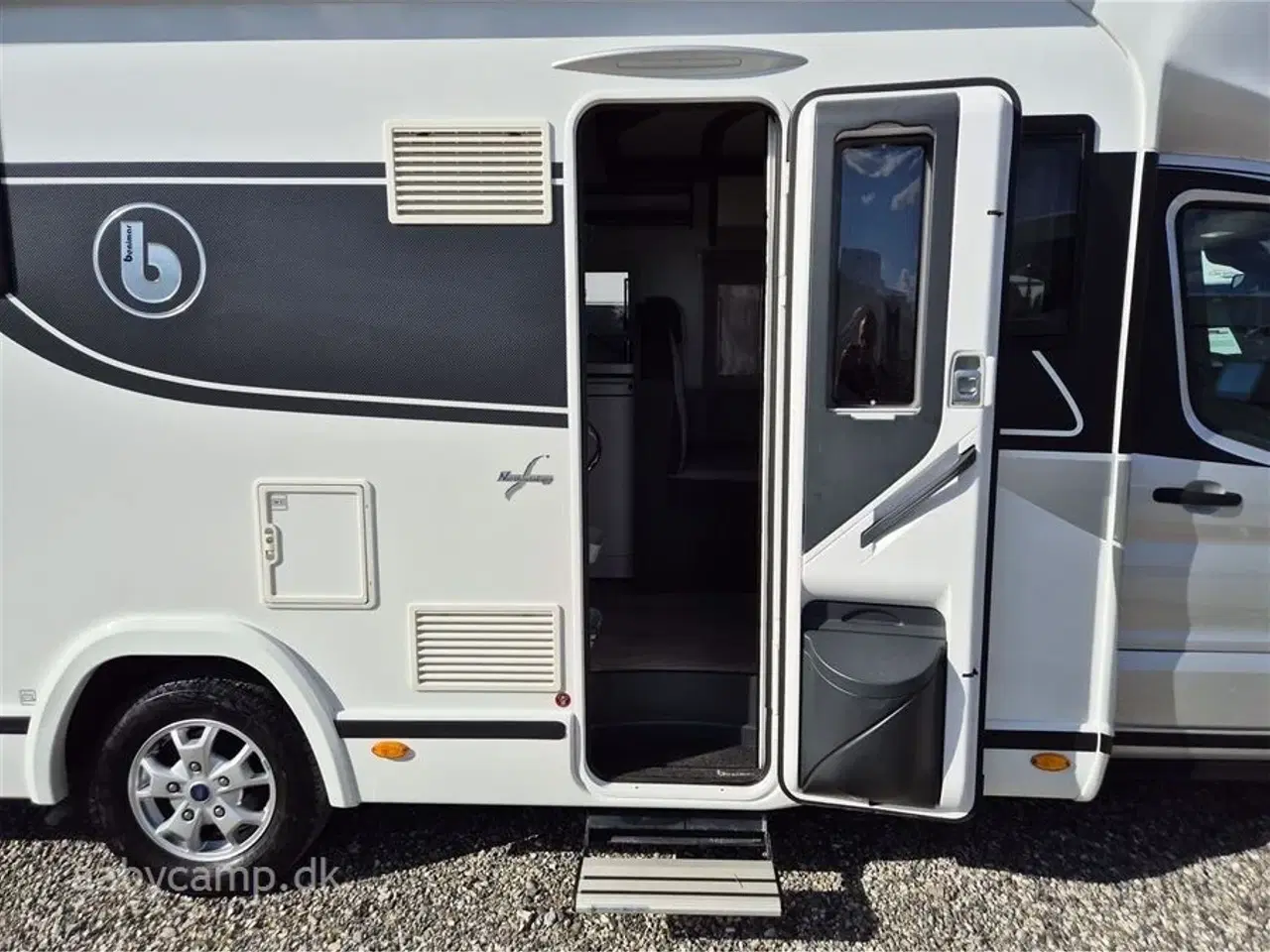 Billede 5 - 2022 - Benimar Tessoro T496   Nk pakke. Automatgear. solceller. Batterier. Markise. Elektrisk indgangstrin. Queensbed.