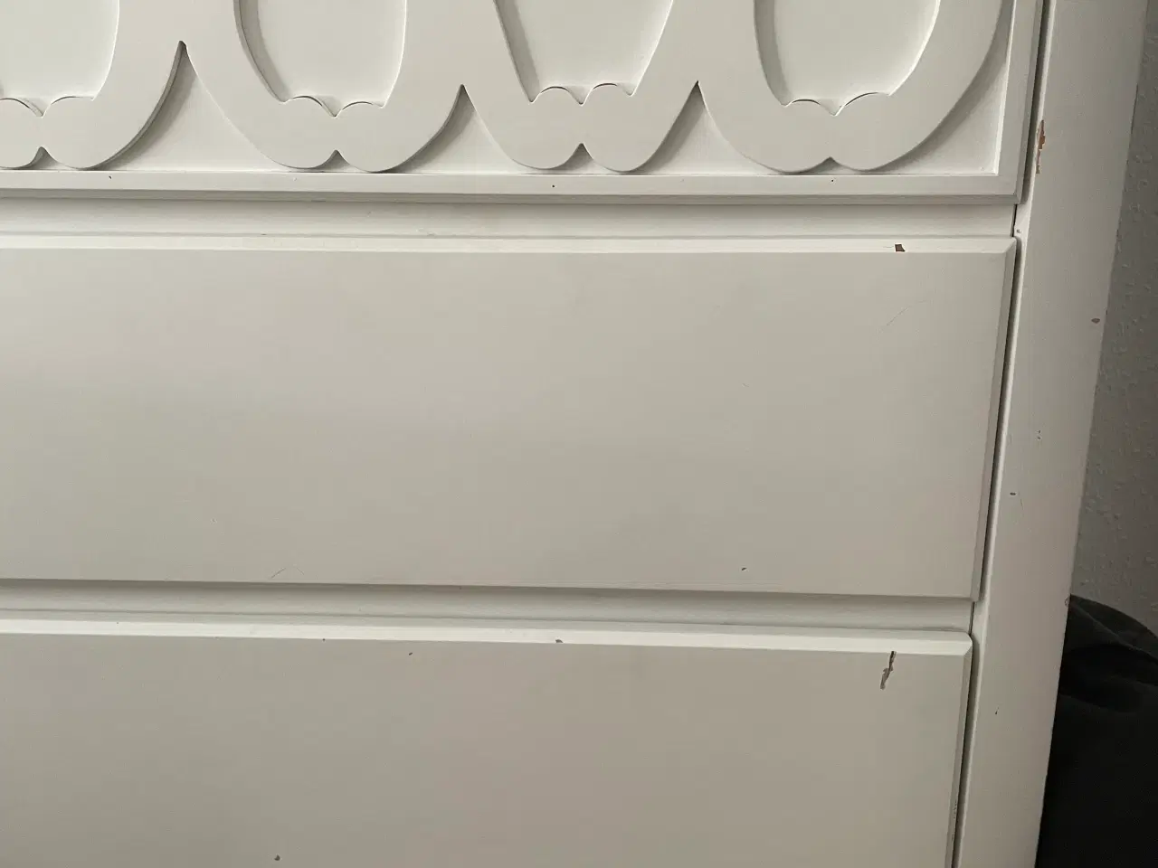 Billede 2 - Gratis.. hvid massiv træ kommode..h 98 cm b94cm 4 